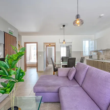 2br With Private Balcony By 360 Estates דירה סליאמה