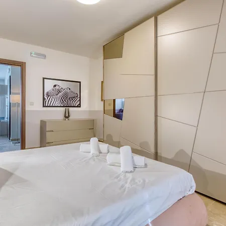 2br With Private Balcony By 360 Estates דירה סליאמה