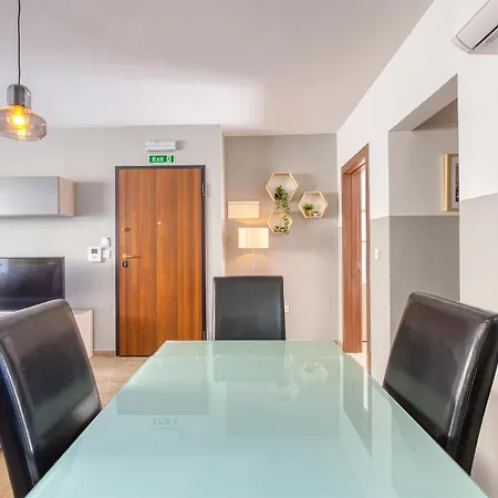 דירה 2br With Private Balcony By 360 Estates *