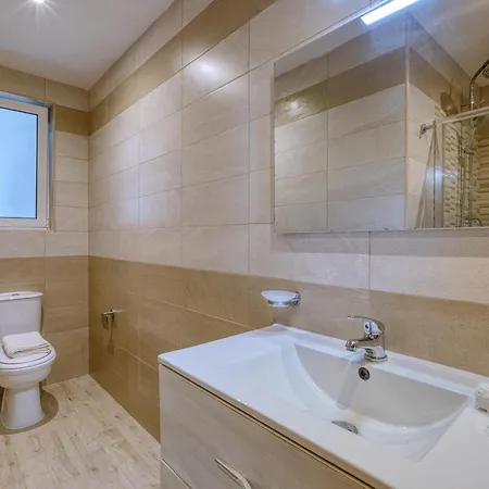 2br With Private Balcony By 360 Estates דירה *