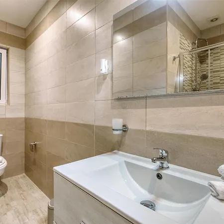 דירה 2br With Private Balcony By 360 Estates *