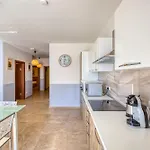 2br With Private Balcony By 360 Estates Διαμέρισμα